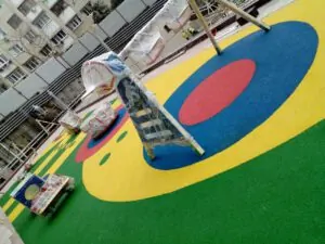 Как правильно уложить резиновое покрытие на детскую площадку