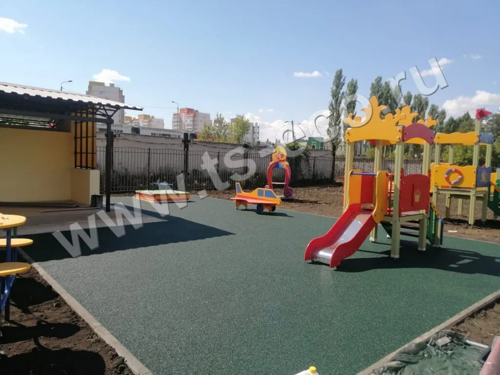 онтаж бесшовного покрытия из резиновой крошки толщиной 15 мм