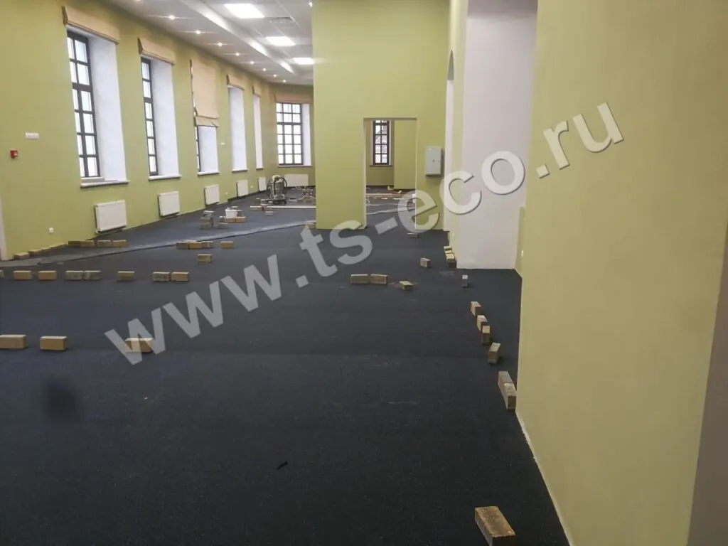 монтаж рулонного резинового покрытия вокруг тренировочных арен и раздевалок