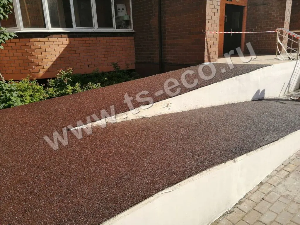 монтаж EPDM крошки толщиной 10 мм