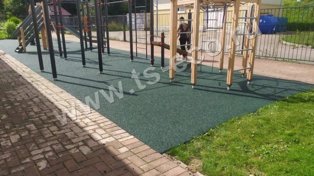 монтаж резиновой крошки