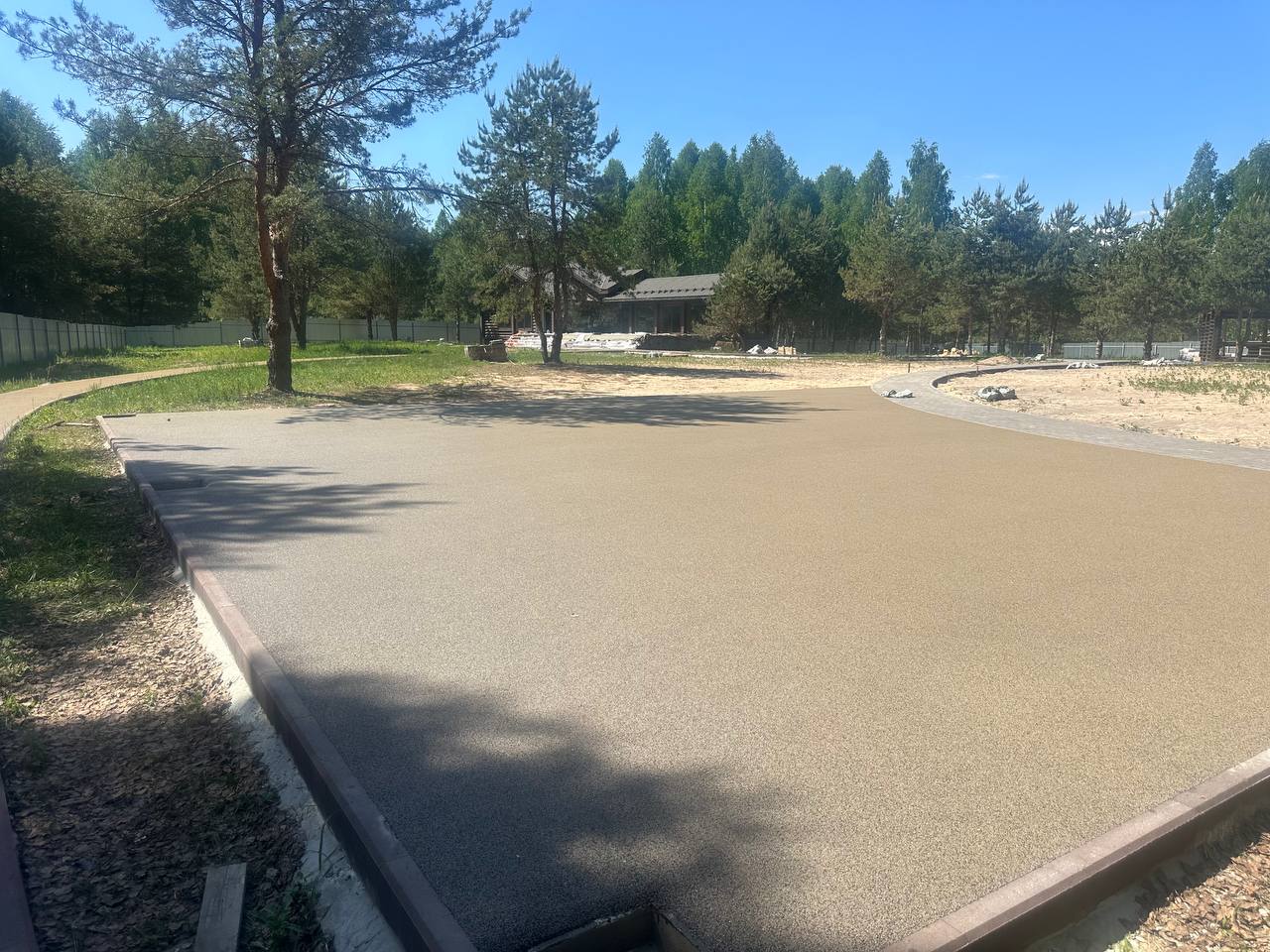 Двухслойное резиновое покрытие на спортивной площадке из EPDM крошки