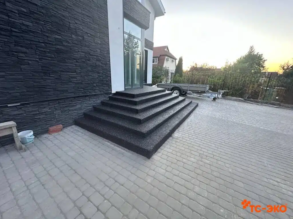 Покрытие из каменного ковра на улице Домодедово