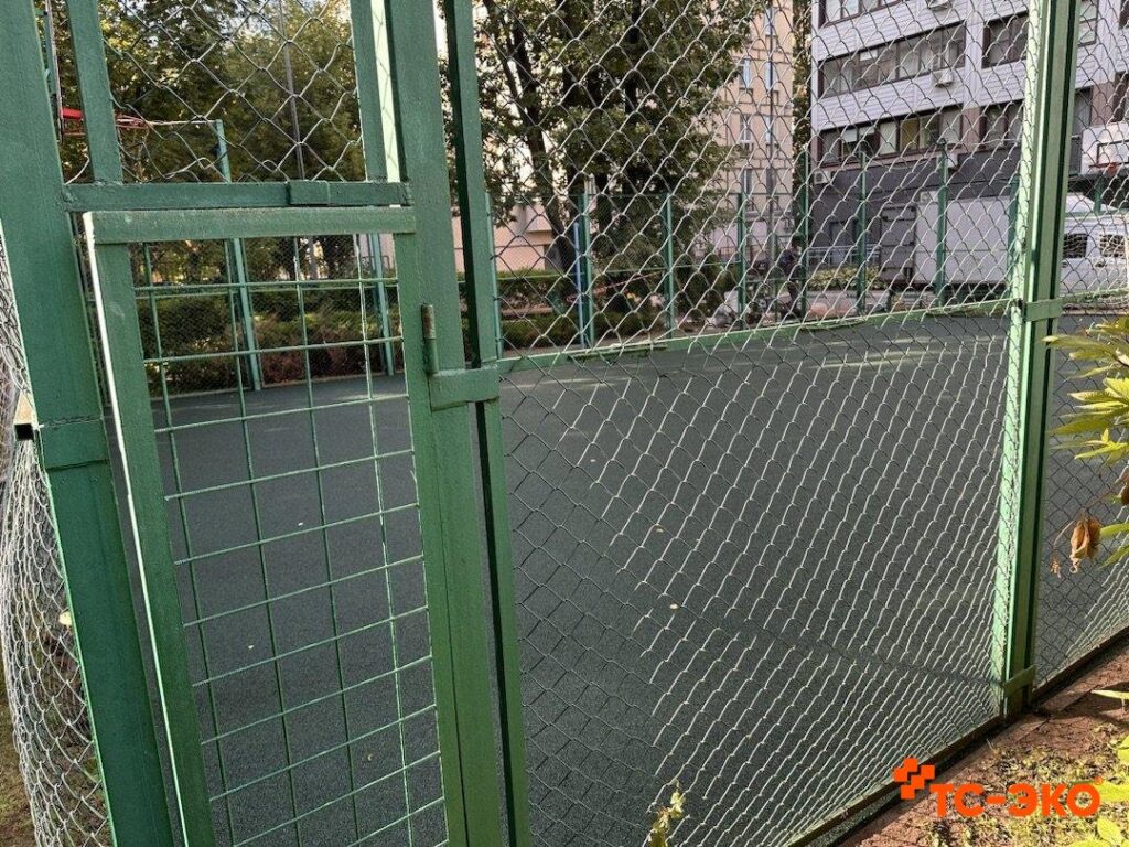 Монтаж бесшовного резинового покрытия на спортивной площадке